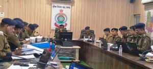 Raigarh News: पुलिस अधीक्षक ने ली अपराध समीक्षा बैठक, लंबित अपराधों की समीक्षा कर निराकरण के दिए निर्देश