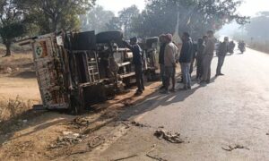CG News: पिकअप पलटी तो खुला राज: बूचड़खाने ले जाई जा रही थीं 14 गायें, दो की मौत, चालक-परिचालक फरार