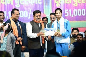 डिप्टी सीएम विजय शर्मा ने साउथ एशियन बॉल बैडमिंटन चैंपियनशिप में स्वर्ण पदक जीतने वाली कवर्धा की बेटी रिया तिवारी का किया सम्मान
