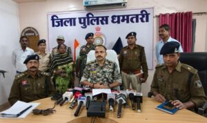 Chhattisgarh News: 5 लाख की इनामी महिला नक्सली भूमिका उर्फ गीता ने SP ऑफिस में किया आत्मसमर्पण,   नगरी एरिया कमेटी सदस्य एवं गोबरा एलओएस कमांडर के रूप में थी सक्रिय