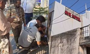 बिलासपुर में OYO होटल सील: रिहायशी इलाके में चल रहा था, निगम की टीम पहुंची तो इधर-उधर भागे युवक-युवतियां 