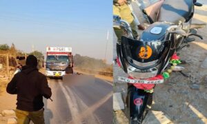 CG News: ट्रक ने बाइक को मारी टक्कर; हादसे में एक युवक की मौके पर मौत, दूसरा गंभीर रूप से घायल