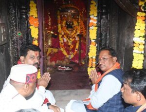मुख्यमंत्री साय ने बस्तर की आराध्य देवी मां दंतेश्वरी की पूजा-अर्चना कर प्रदेशवासियों के सुख-समृद्धि और खुशहाली की कामना की