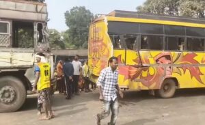 CG News: तेज रफ़्तार ट्रक ने यात्रियों से भरी बस को मारी टक्कर, 4 गंभीर, दो बाइक भी आई चपेट में