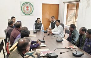 Raigarh News: ग्राम स्तर पर कानून-व्यवस्था सुदृढ़ करने को लेकर कलेक्टर ने कोटवारों की समीक्षा बैठक ली, अतिक्रमण हटाने, रिक्त पदों पर नियुक्ति और कोटवारों की समस्याओं के समाधान के निर्देश