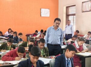 Raigarh: सड़क सुरक्षा को लेकर स्कूली बच्चों ने दिखाई रचनात्मक जागरूकता, 16 स्कूलों के 385 विद्यार्थियों ने लिया भाग