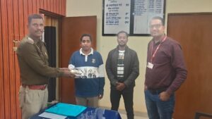 CG News: डॉक्टर ने पेश की ईमानदारी की मिसाल, सड़क पर मिले 69500 रुपयों से भरा बैग पुलिस को सौंपा, पोस्ट ऑफिस कर्मी को मिली खोई रकम