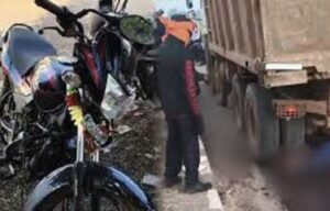Chhattisgarh News: भीषण सड़क हादसे में पिता-पुत्र सहित तीन लोगों की मौत, हाइवा ने मारी टक्कर, घटना के बाद हाइवा चालक फरार, तलाश में जुटी पुलिस