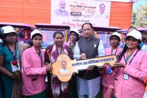 ई-रिक्शा से बच्चों को विद्यालय पहुंचाकर स्वावलंबन की मिसाल बनीं गीता दीदी