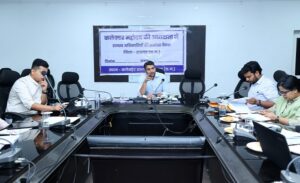 Raigarh News: कलेक्टर ने की राजस्व कार्यों की गहन समीक्षा, पारदर्शी एवं समयबद्ध निराकरण के दिए निर्देश, पंचायत स्तर पर ही निपटाए अविवादित नामांतरण एवं बंटवारा प्रकरण