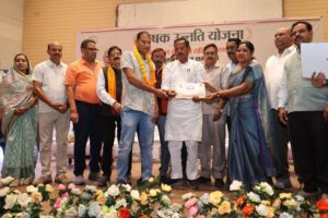 Raigarh News: कृषक उन्नति योजना के तहत होली से पहले किसानों के खाते में हुई धन वर्षा, मुख्यमंत्री विष्णुदेव साय ने जिले के 72,693 किसानों के खातों में अंतरित की 349.59 करोड़ रुपए