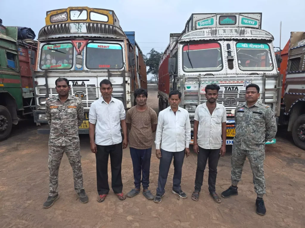 रायगढ़:: ‘ऑपरेशन प्रहार’ में बड़ी कार्रवाई: 4 ट्रकों से 80 टन अवैध कबाड़ जब्त