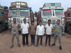 रायगढ़:: ‘ऑपरेशन प्रहार’ में बड़ी कार्रवाई: 4 ट्रकों से 80 टन अवैध कबाड़ जब्त