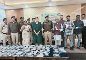 CG News: 63 लाख के 417 गुमशुदा मोबाइल रिकवर, पुलिस ने महाराष्ट्र, बिहार और ओडिशा से खोज निकाले मोबाइल, एसपी भावना गुप्ता ने मालिकों को सौंपे, खोया मोबाइल पाकर खिले लोगों के चेहरे 