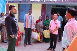 Raigarh News: कलेक्टर ने ग्राउंड स्तर पर पहुंचकर चावल उत्सव का जायजा लिया, पारदर्शी वितरण के दिए निर्देश