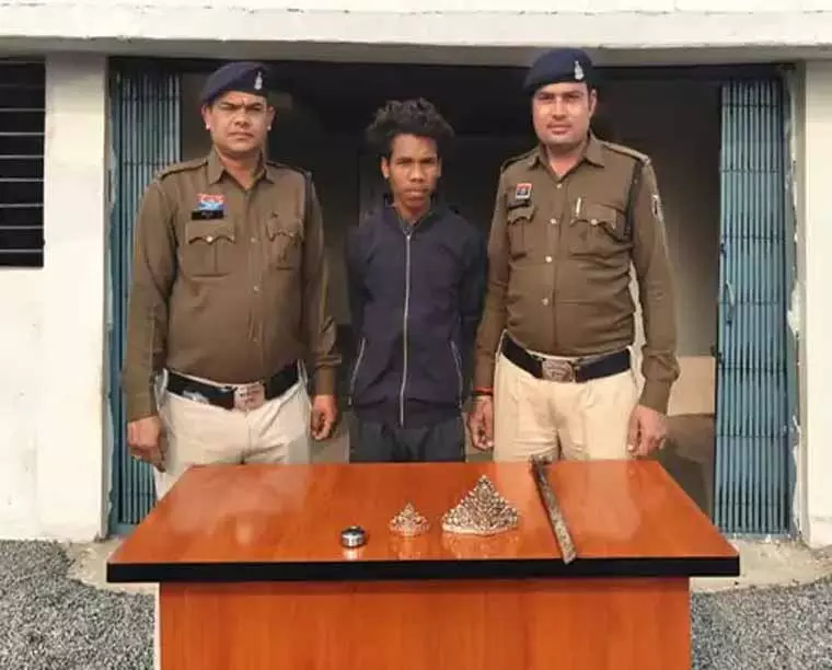 मंदिर से चांदी के दो मुकुट चोरी, CCTV से खुला राज