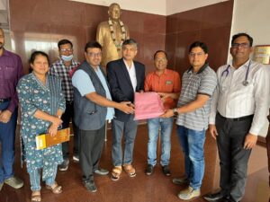 Raigarh News: आई.एम.ए.रायगढ़ ने मेडिकल कॉलेज अस्पताल को 100 बेडशीट प्रदान की