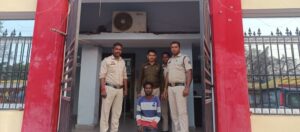 Raigarh News: “ऑपरेशन तलाश” के तहत रायगढ़ पुलिस की लगातार कार्रवाई, हत्या और मारपीट के फरार आरोपी गिरफ्तार