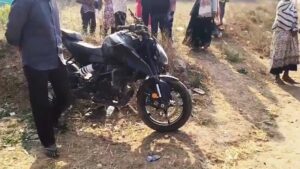 CG News: 12वीं की परीक्षा देने जा रहे दो छात्र बाइक से गिरे, एक की मौत दूसरा गंभीर