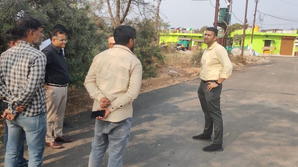Raigarh news: बीटी सड़क निर्माण में अनियमितता पर जिला प्रशासन का कड़ा एक्शन, लगातार शिकायतों पर कलेक्टर का औचक निरीक्षण, घटिया निर्माण उजागर