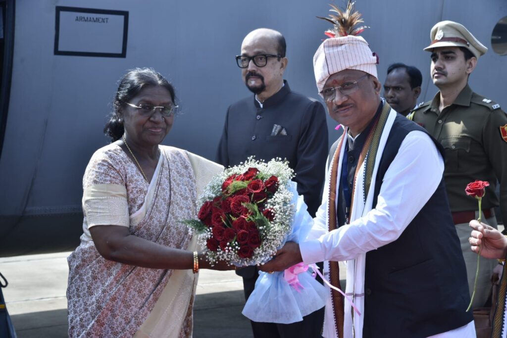 राष्ट्रपति द्रौपदी मुर्मु का जगदलपुर आगमन: राज्यपाल रमेन डेका और मुख्यमंत्री विष्णुदेव साय ने मां दंतेश्वरी एयरपोर्ट पर किया आत्मीय स्वागत