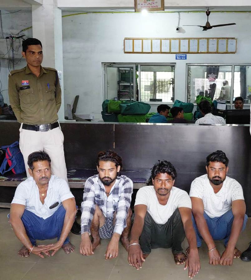 Raigarh News: रेलवे स्टेशन के बाहर महिला एवं उसके पति से मारपीट, चार आरोपी गिरफ्तार,  एसएसपी के निर्देश पर पुलिस की त्वरित कार्रवाई