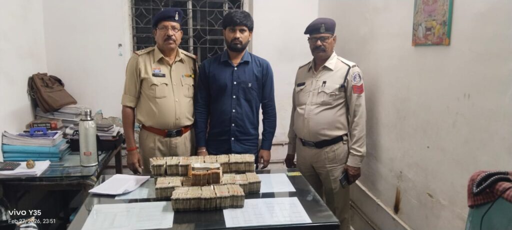 CG: एण्टी क्राइम एण्ड साइबर यूनिट तथा थाना आजाद चौक पुलिस की बड़ी कार्यवाही 75 लाख रुपये नगद किया गया बरामद