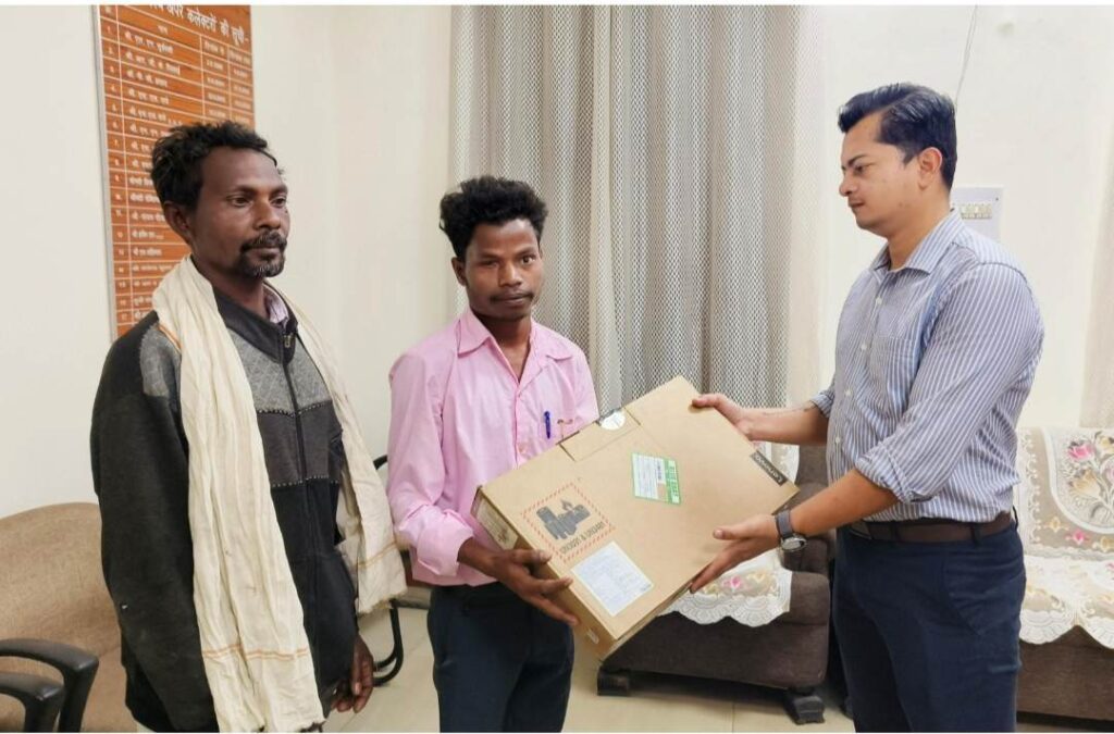 Raigarh news: जनदर्शन में मिले आवेदन पर जिला प्रशासन की त्वरित पहल, दिव्यांग छात्र गोविंद दास को पढ़ाई के लिए मिला लैपटॉप