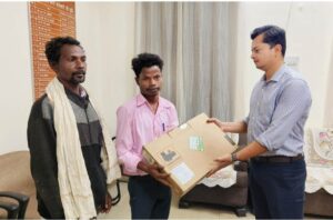 Raigarh news: जनदर्शन में मिले आवेदन पर जिला प्रशासन की त्वरित पहल, दिव्यांग छात्र गोविंद दास को पढ़ाई के लिए मिला लैपटॉप