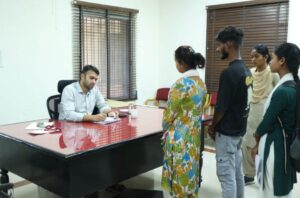 Raigarh news: जनदर्शन में कलेक्टर ने सुनीं आमजन की समस्याएं, त्वरित निराकरण के निर्देश