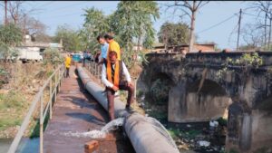 Raigarh: केवड़ाबाड़ी में क्षतिग्रस्त पाइपलाइन का महापौर ने किया निरीक्षण, शीघ्र मरम्मत के दिए निर्देश