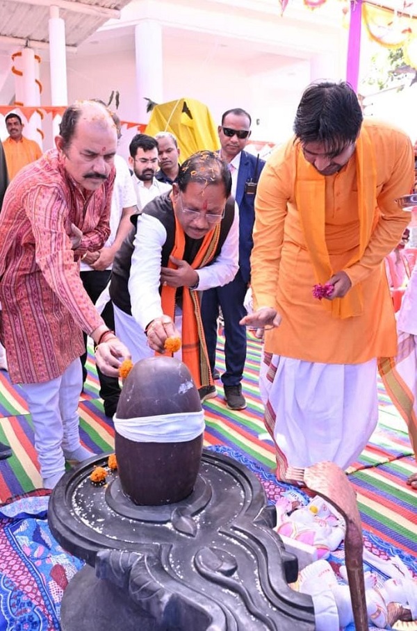 नीलकंठेश्वर महादेव मंदिर के प्राण-प्रतिष्ठा समारोह में मुख्यमंत्री विष्णु देव साय हुए शामिल, सामुदायिक भवन निर्माण की घोषणा