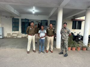  Raigarh News: अवैध शराब व ऑनलाइन सट्टा पर कार्रवाई, पुसौर में सट्टा पट्टी लिखने वाला गिरफ्तार, कोतरारोड़ में महुआ शराब जब्त