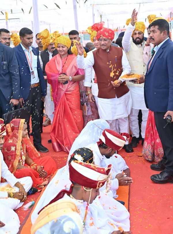 बौद्ध परंपराओं के साथ छह नवदंपत्तियों ने लिया जीवनभर साथ निभाने का संकल्प
