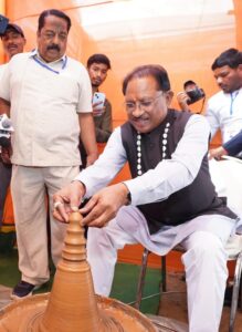 मुख्यमंत्री साय ने कुम्हार के चाक पर गढ़ा दीया, पारंपरिक शिल्पकारों से किया आत्मीय संवाद: सरगुजा विकास प्राधिकरण की बैठक के दौरान प्रदर्शनी में दिखा माटी से जुड़ाव
