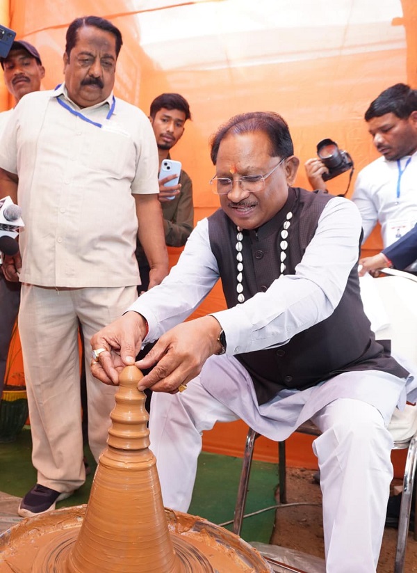 मुख्यमंत्री साय ने कुम्हार के चाक पर गढ़ा दीया, पारंपरिक शिल्पकारों से किया आत्मीय संवाद: सरगुजा विकास प्राधिकरण की बैठक के दौरान प्रदर्शनी में दिखा माटी से जुड़ाव
