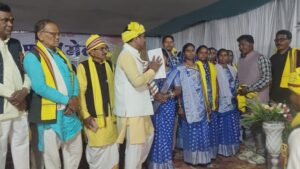 रायगढ़ में वेदांता के कोल प्रोजेक्ट का विरोध, आदिवासियों ने सांसद राधेश्याम को सौंपा ज्ञापन