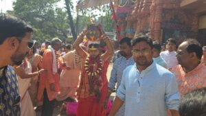 Raigarh: देवांगन समाज ने निकाली बूढ़ी माई की भव्य कलश यात्रा, ओड़िसा की झंकिया रही आकर्षण का केंद्र