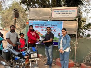 Raigarh News: अदाणी फाउंडेशन द्वारा सड़क सुरक्षा माह पर हेलमेट वितरण कार्यक्रम, ग्रामीण समुदाय में सड़क सुरक्षा जागरूकता को बढ़ावा देने की पहल
