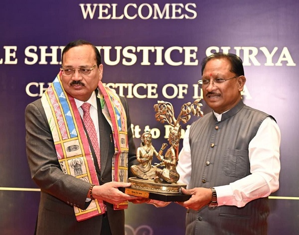 मुख्यमंत्री विष्णुदेव साय ने भारत के मुख्य न्यायाधीश न्यायमूर्ति सूर्यकांत का किया आत्मीय स्वागत