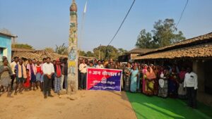 Raigarh News: ग्राम सुखवास में पुलिस का जन जागरूकता कार्यक्रम, ग्रामीणों को नशा मुक्ति और साइबर अपराधों से बचाव के लिए किया जागरूक