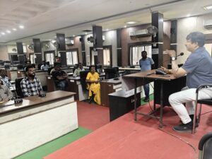 Raigarh News: प्रधानमंत्री आवास योजना में तेजी लाने हितग्राहियों की बैठक, समय पर कार्य पूर्ण करने पर ₹32850 रूपये मिलेंगे बोनस