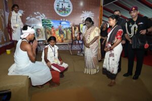 जनजातीय परंपराओं और संस्कृति पर आधारित भव्य प्रदर्शनी का राष्ट्रपति, द्रौपदी मुर्मु ने किया अवलोकन