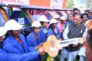 उज्ज्वला गैस, पिंक ई-रिक्शा और गार्बेज रिक्शा वितरण से आत्मनिर्भरता को मिला नया संबल