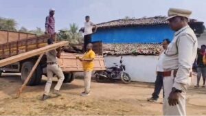 CG News: सागौन तस्करी के खिलाफ वन विभाग की सख्त कार्रवाई, 2 तस्करों के ठिकानों पर की छापेमारी, 5 लाख से अधिक की लकड़ी जब्त