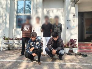 Raigarh News: वायरल वीडियो पर सख्त एक्शन;  एसएसपी शशि मोहन सिंह के निर्देश पर दो गुट के मारपीट में शामिल 6 आरोपी पुलिस हिरासत में जिसमें 4 नाबालिग, बलवा की धारा जोड़े जाने की कार्रवाई जारी