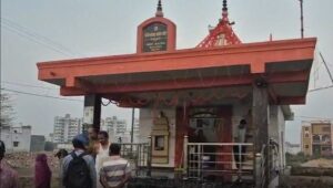 CG News: मंदिर में चोरी, राॅड से गेट का ताला तोड़कर दानपेटी उठा ले गया चोर, सीसीटीवी में कैद घटना…