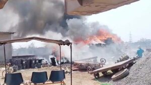 CG: ठेकेदार के गोदाम में लगी आग, रेल लाइन निर्माण का सामान जलकर खाक, दूर तक दिखाई दे रहीं लपटें