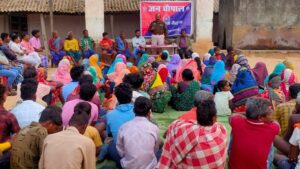 Raigarh News: ग्राम चिलकीगुडी में जन चौपाल आयोजित कर ग्रामीणों को नशा मुक्ति और साइबर सुरक्षा के प्रति किया जागरूक