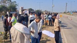 CG News: तेज रफ्तार ट्रेलर ने मोपेड सवार दंपति को कुचला, पत्नी की मौत, पति गंभीर
